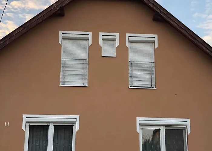 Kristaly Apartmanhaz شقة *